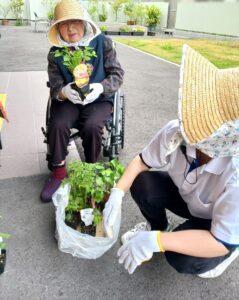 ケアホーム寝屋川宝町　園芸クラブ始動! !